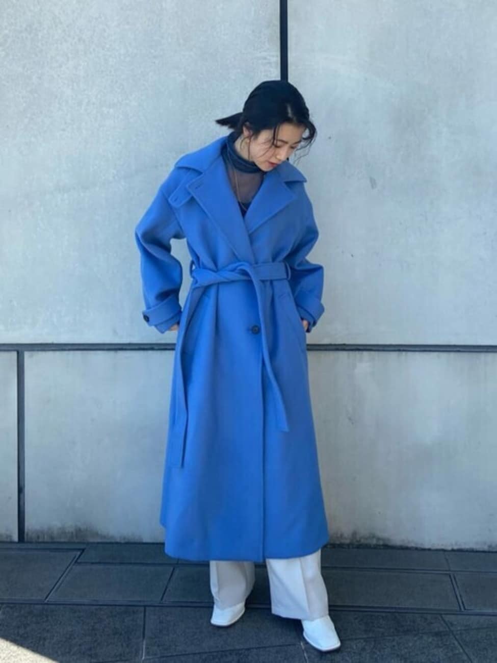 ブルーウールコート×シアートップス×白スラックス