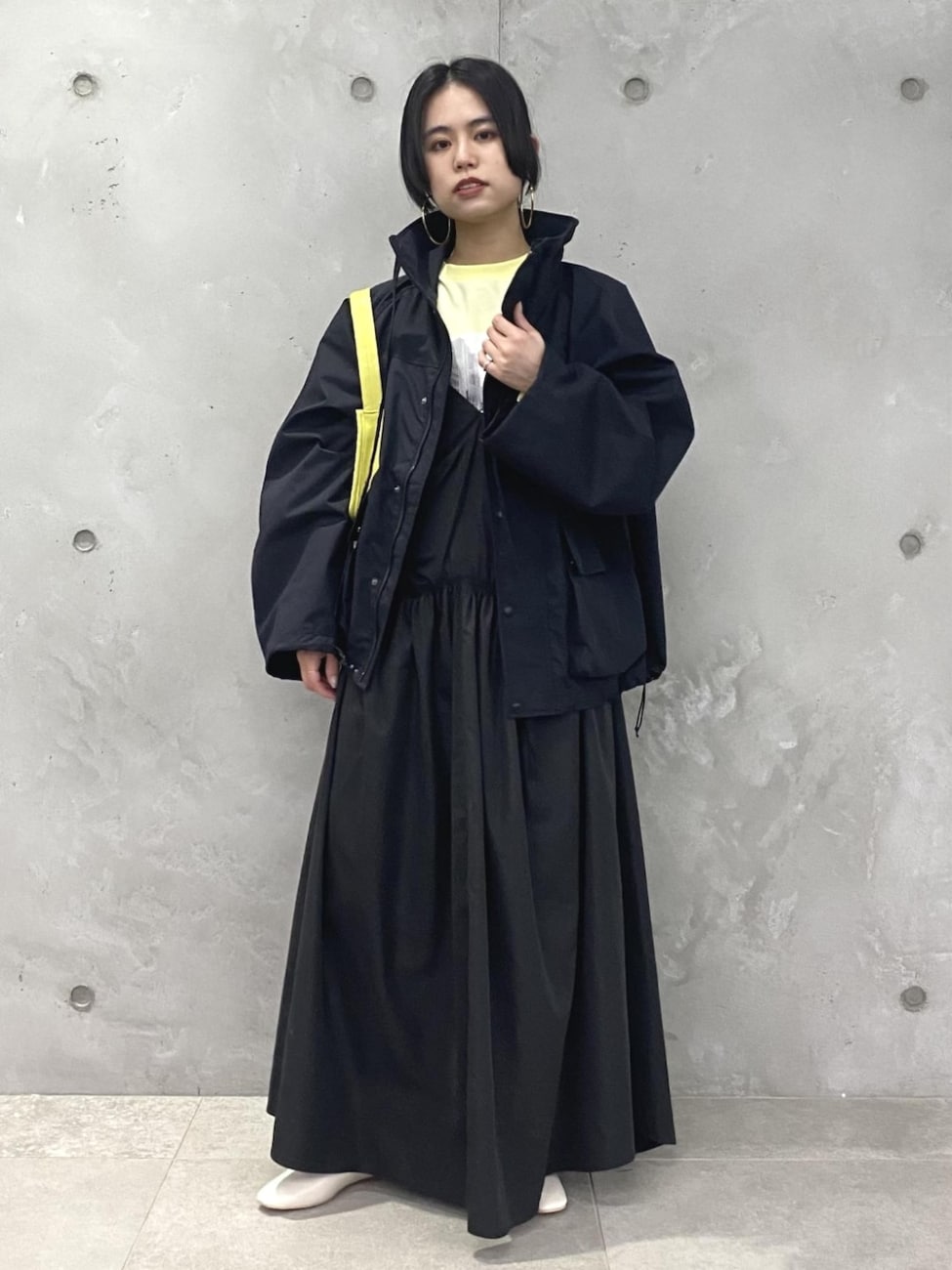 差し色のイエローが効いた爽やかな黒コーデ