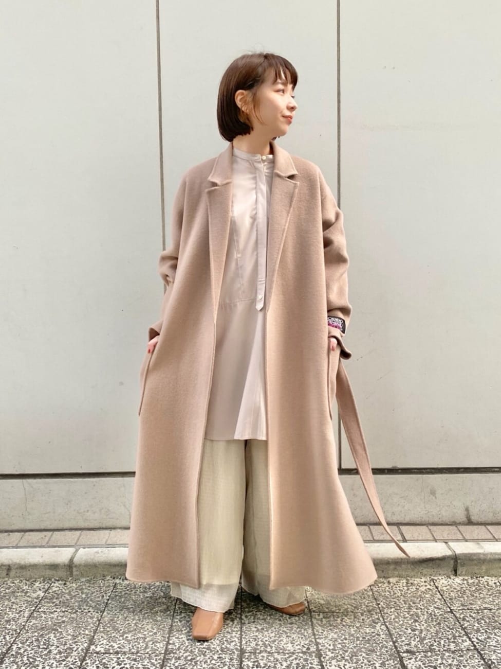 ベージュウールコート×ベージュロングシャツ×ベージュワイドパンツ