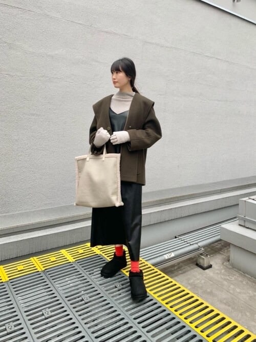 レザーのハードな質感をほっこり感で中和