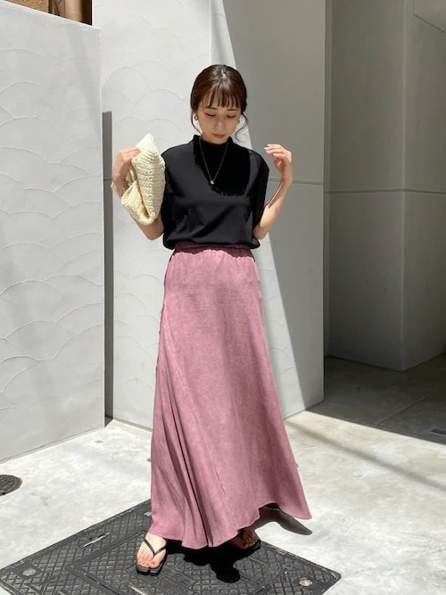 くすみピンクの「スカート」で大人可愛いを狙う