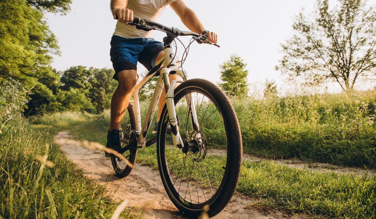 自転車を漕ぐ男性