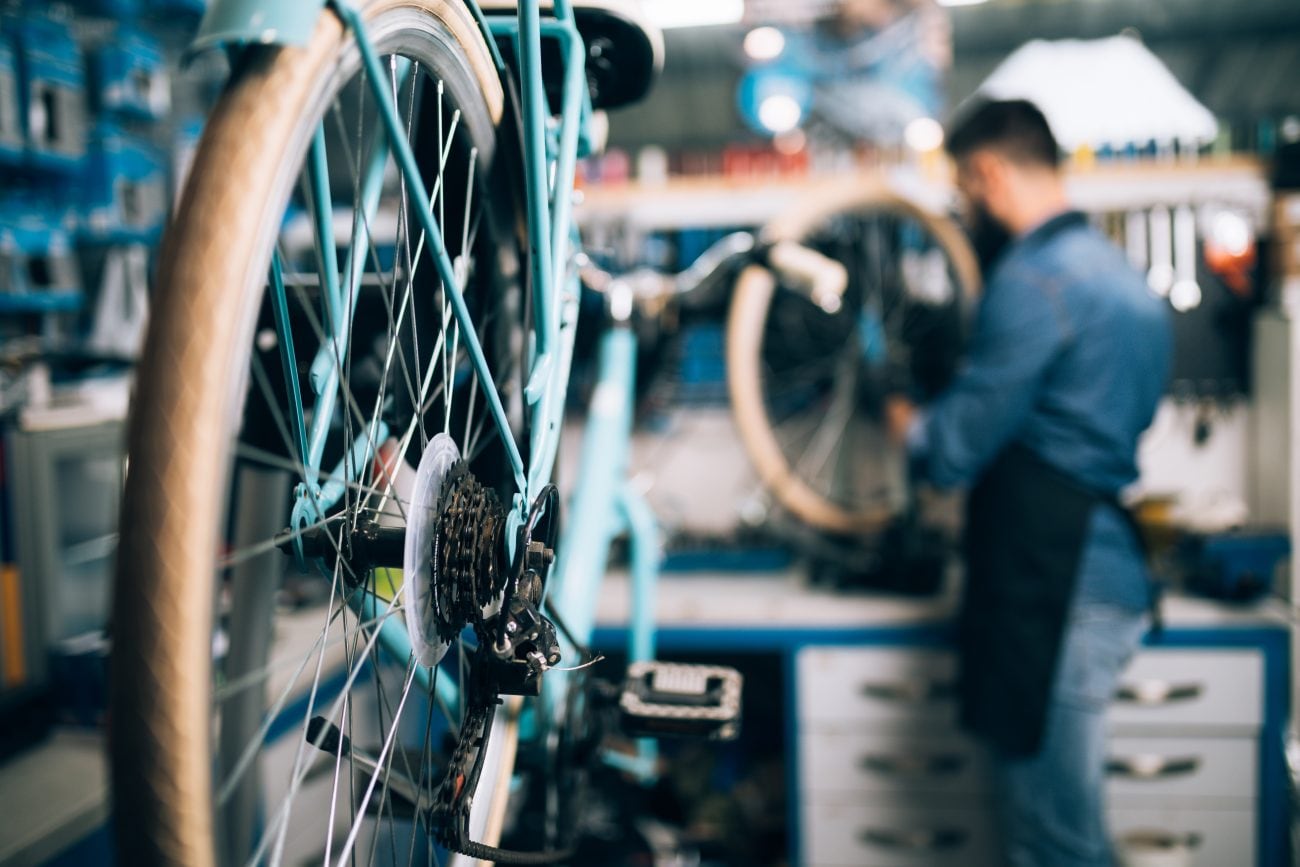 自転車を修理している様子