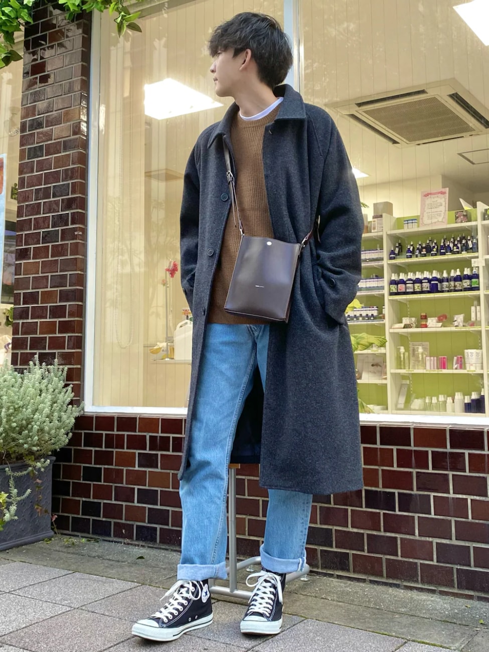 デニム合わせで余裕を感じさせるコーデに
