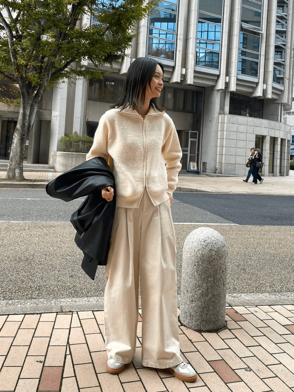 白ジップアップニット×白タックパンツ