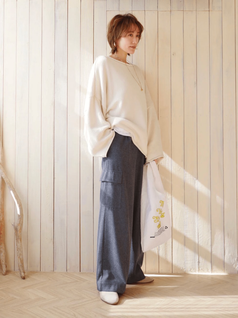 濃い色のアイテムを取り入れてメリハリをつける