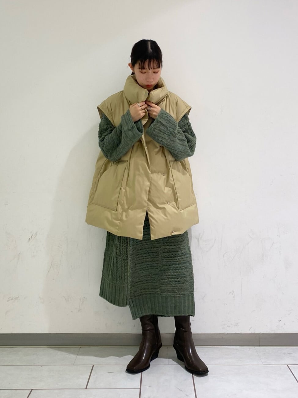 ベージュダウンベスト×グリーンニットワンピース
