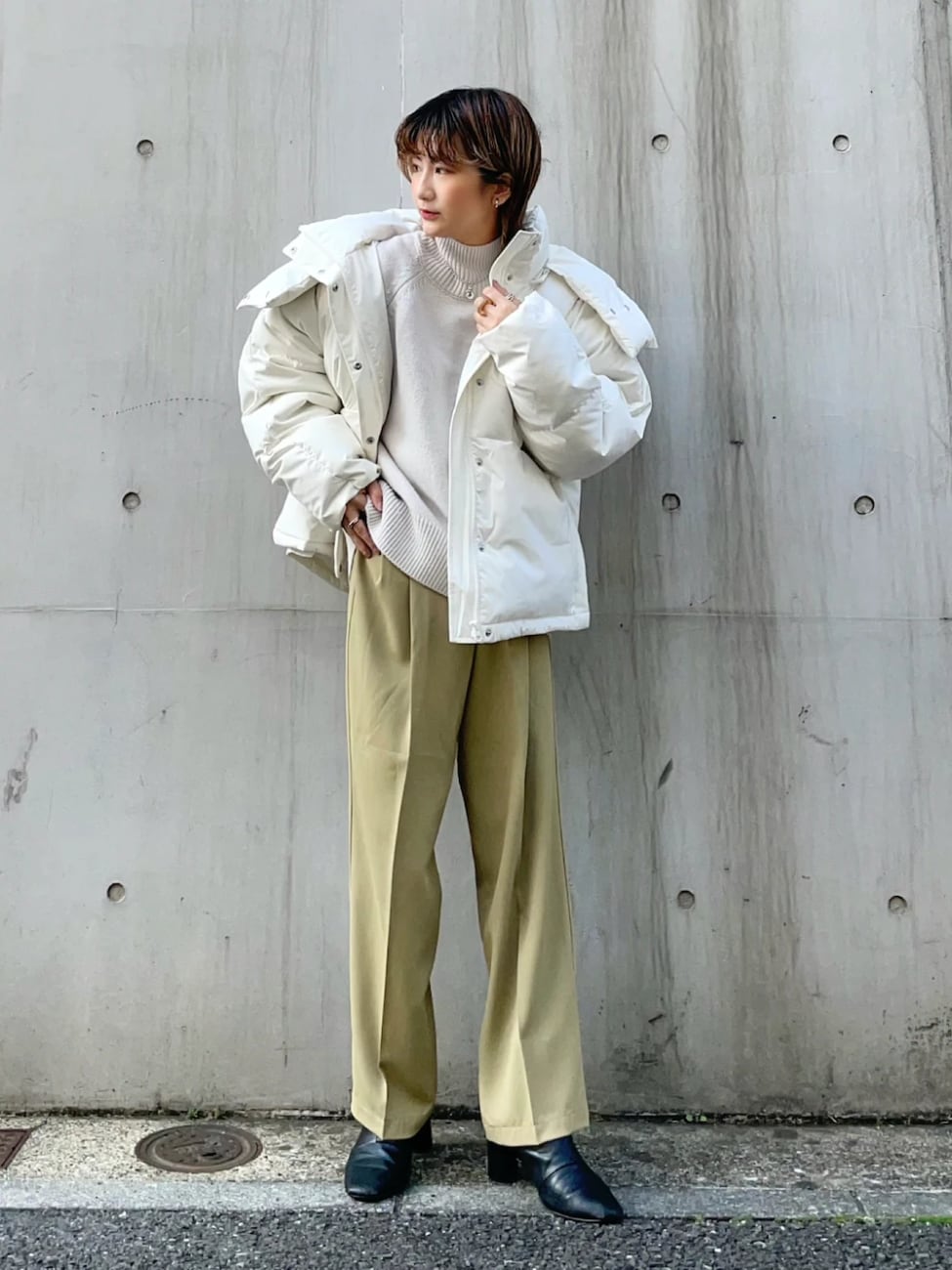 白ダウンジャケット×ラップパンツ