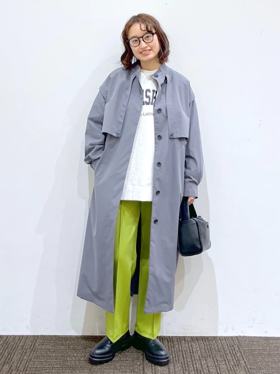鮮やかなパンツでグレーの冷たさを払拭