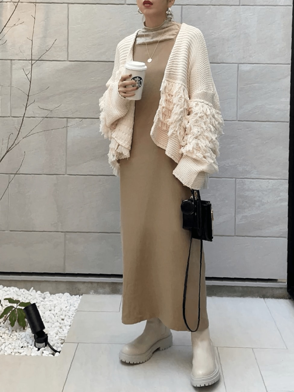 白フリンジカーディガン×キャミワンピース