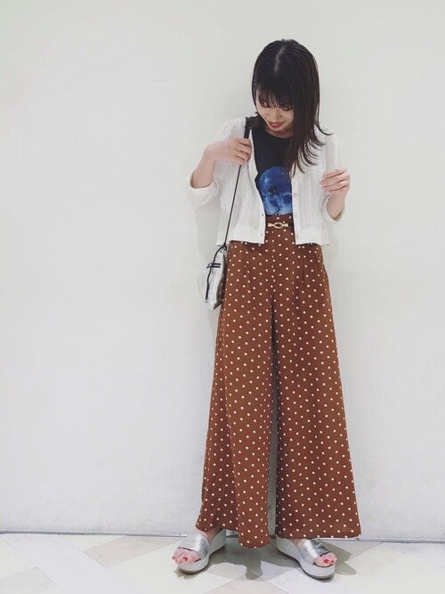 落ち感のあるタックパンツで快適にレトロを楽しめる