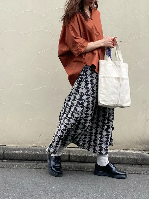 キーネックを取り入れて首回りスッキリ