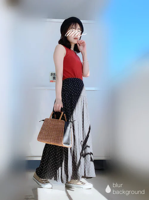 シックな色味のドット柄ロングスカート