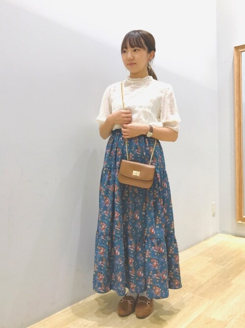 実用性も期待できる透け感シャツとレトロ柄スカート