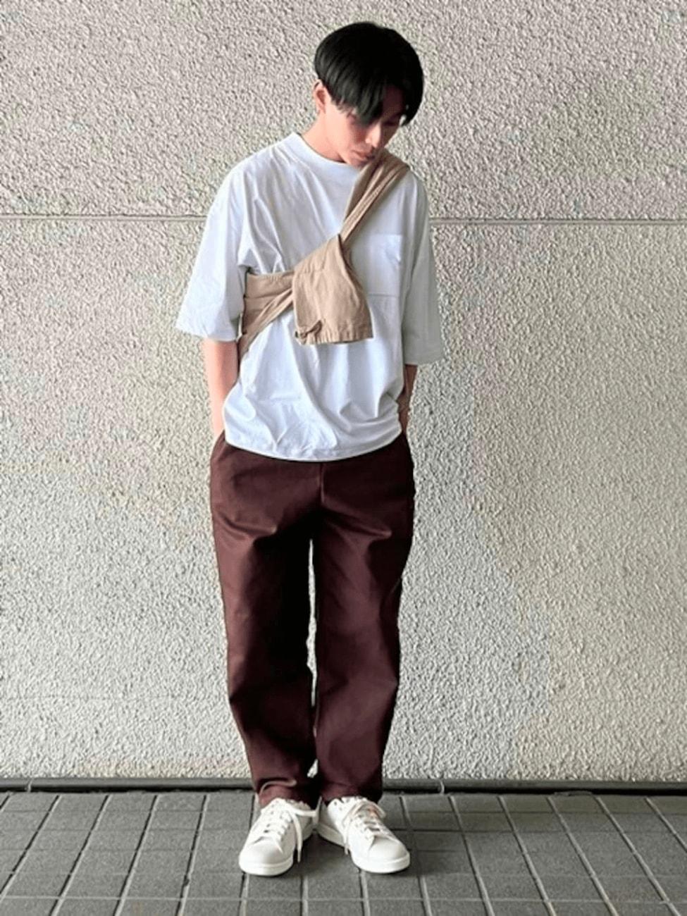 ベージュスタンスミス×白Tシャツ×ストレートパンツ