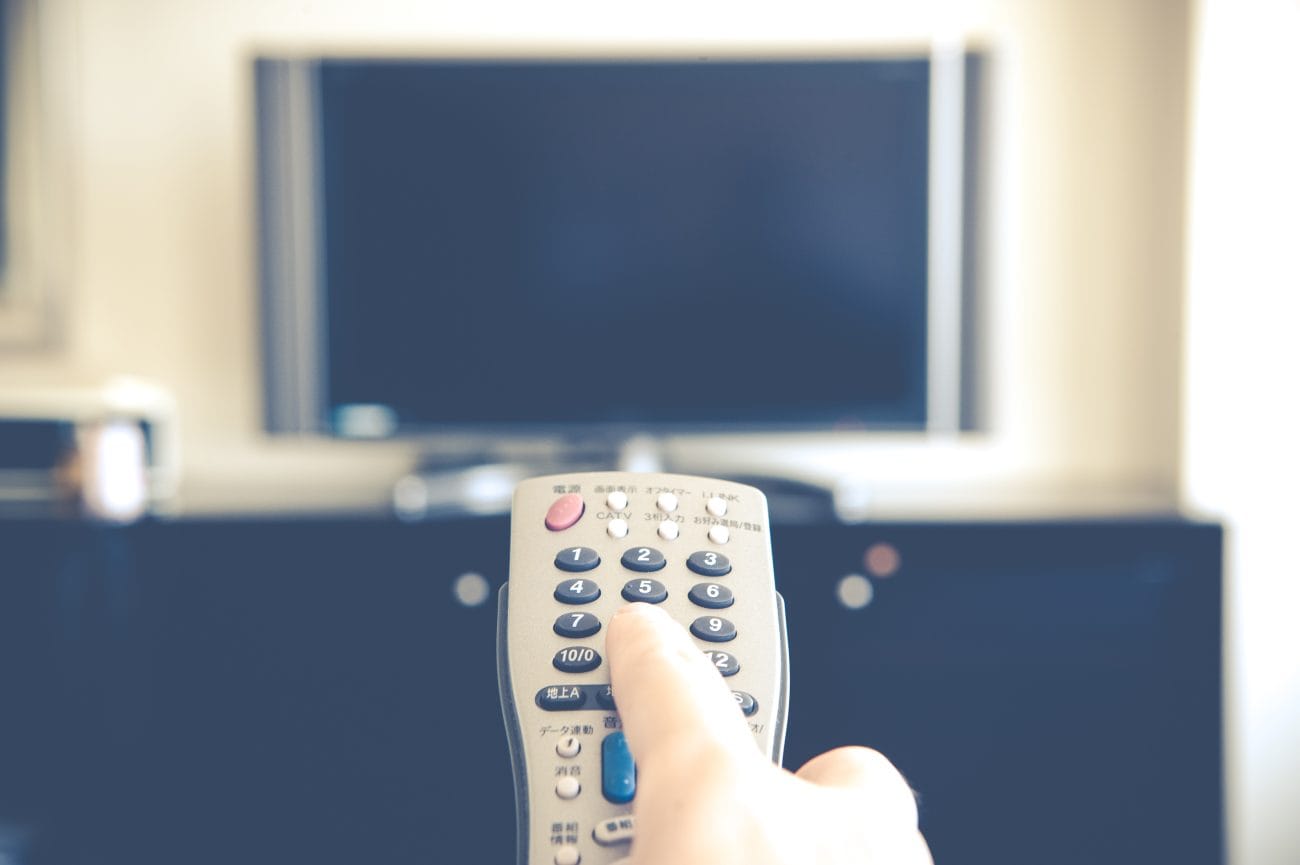 リモコンでテレビを操作している様子