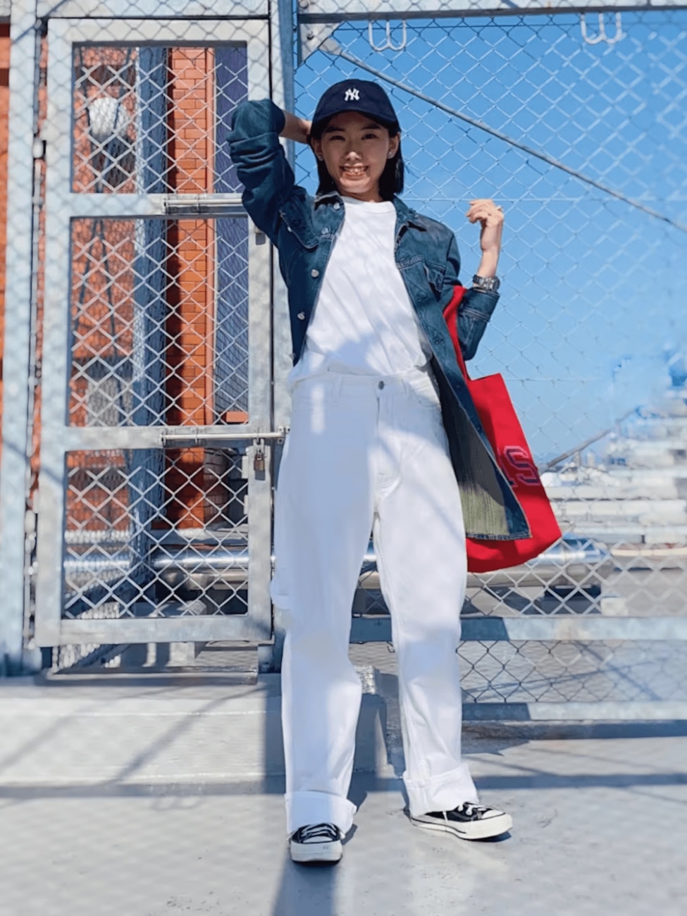 白Tシャツ×白デニムパンツ×デニムジャケット