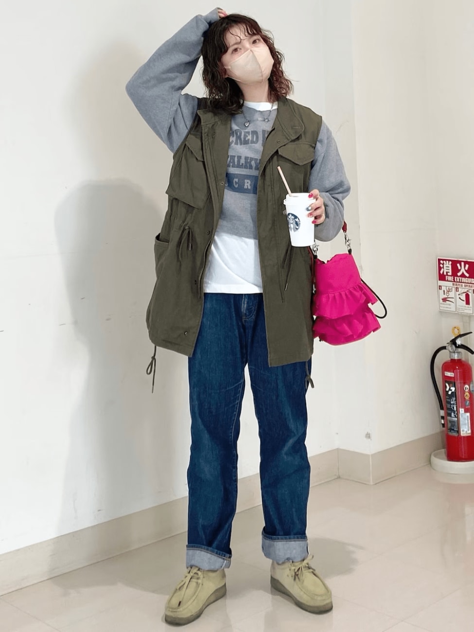 ロゴスウェット×デニムパンツ×ミリタリーベスト