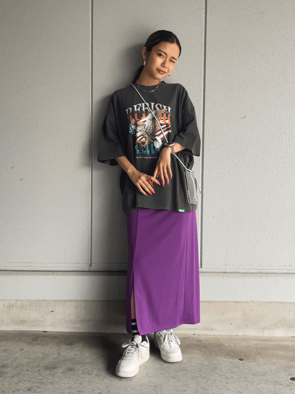 プリントTシャツ×タイトスカート