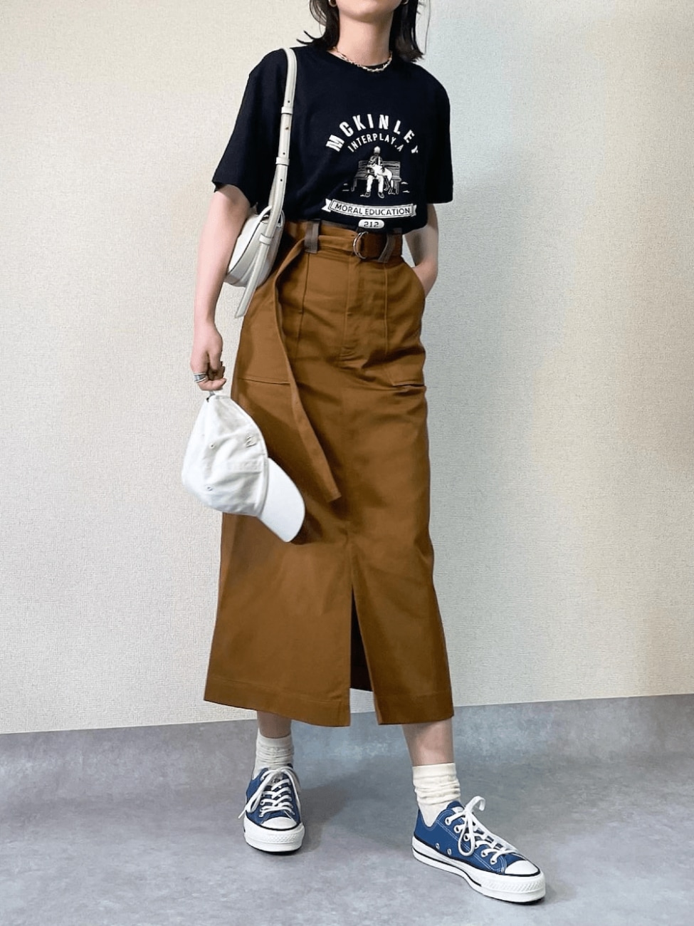 ロゴTシャツ×チノスカート