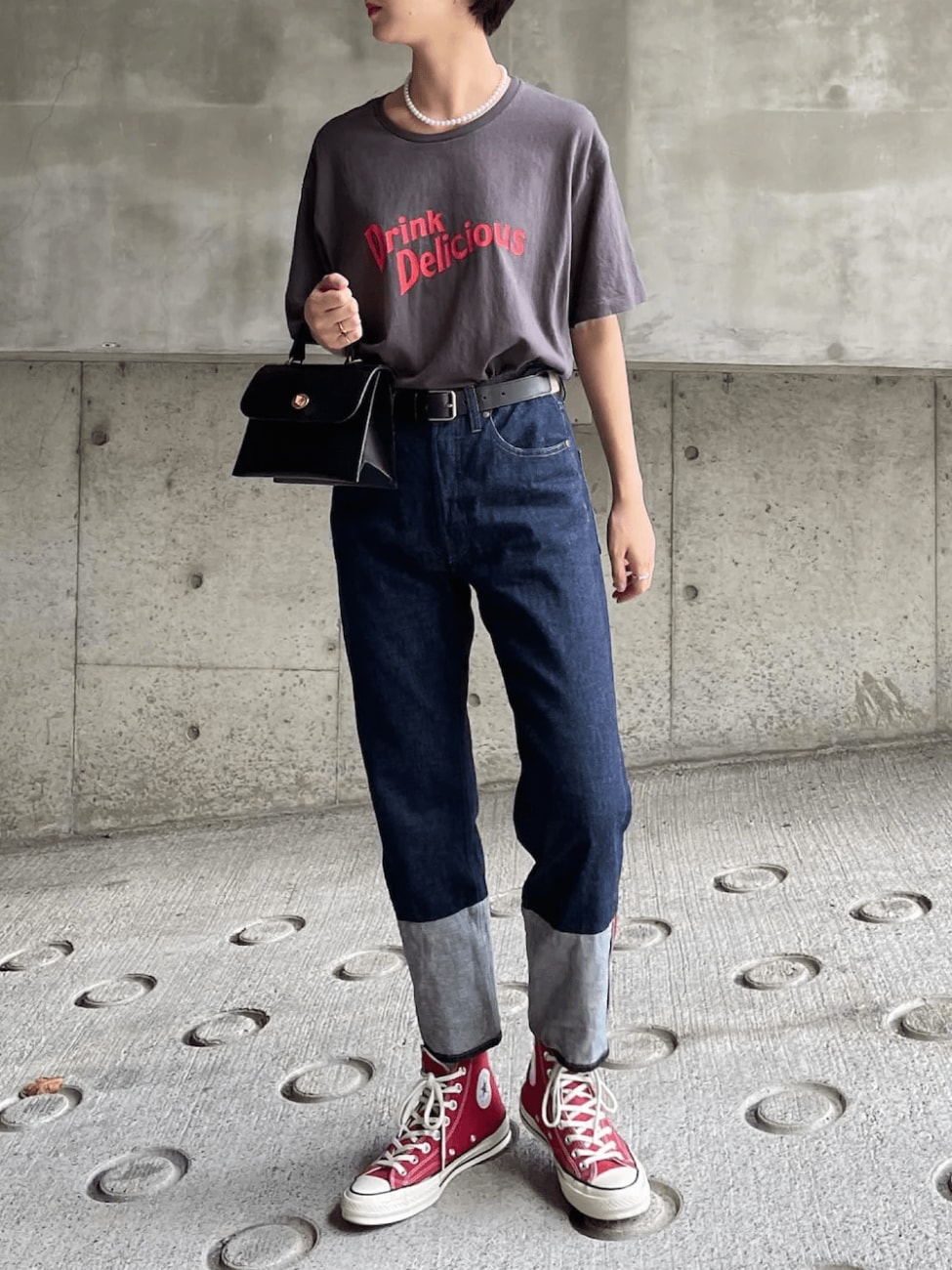 赤スニーカー×プリントTシャツ×デニム