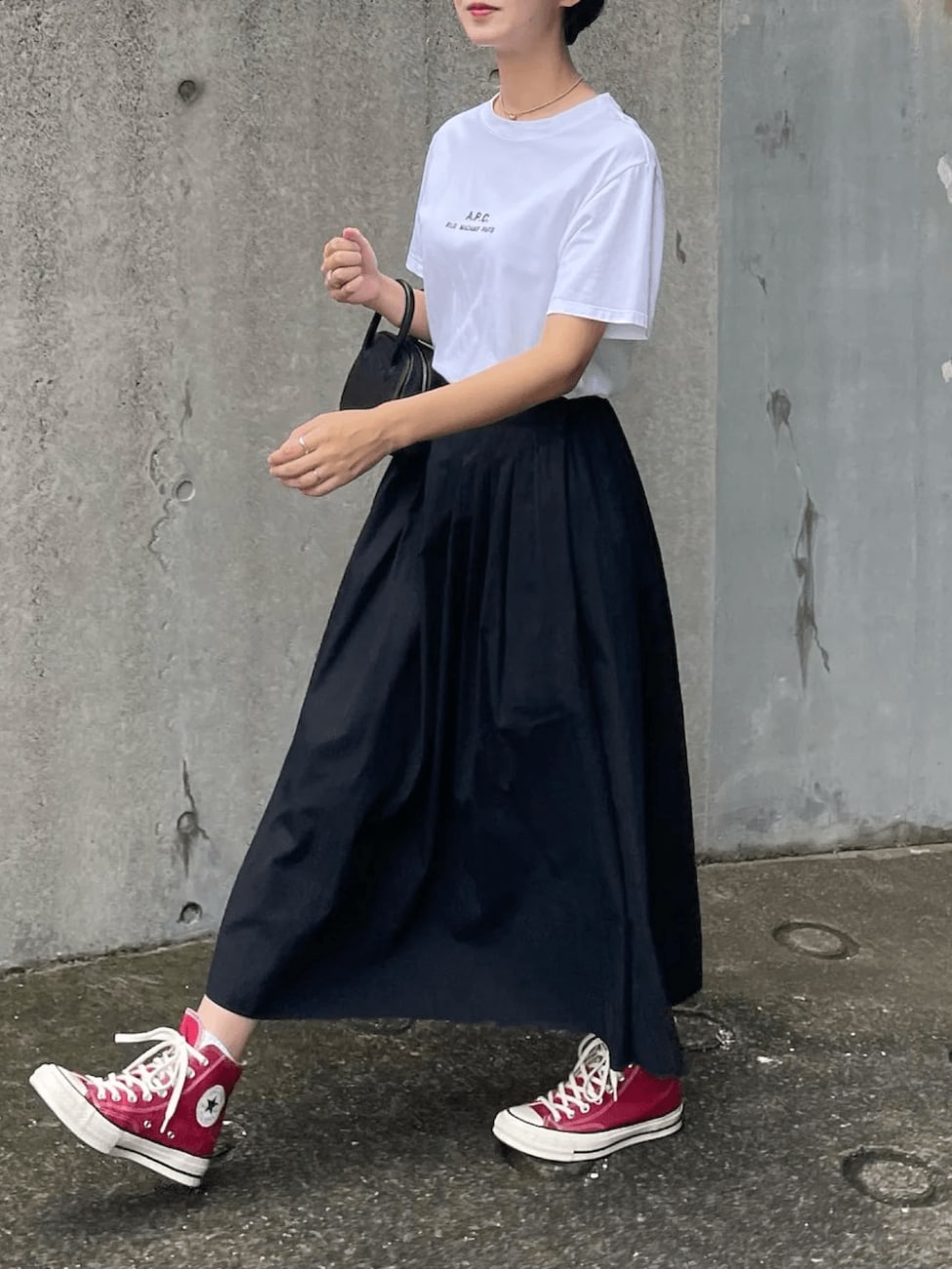 赤スニーカー×白Tシャツ×フレアスカート