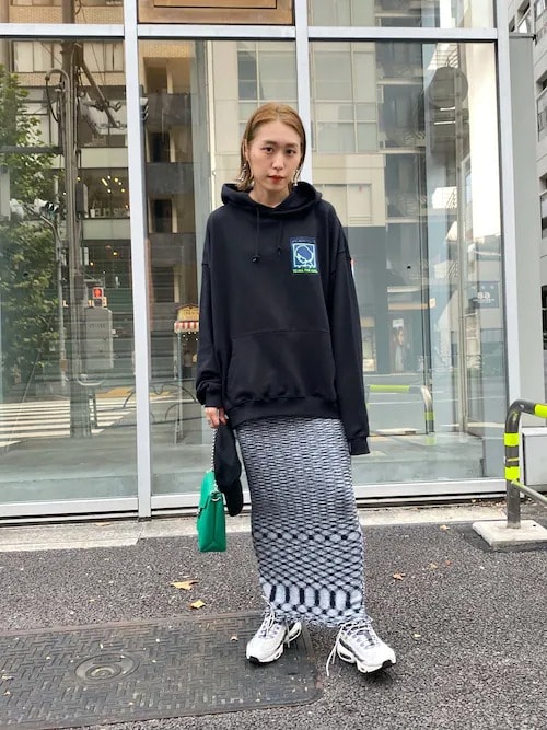 パーカー×タイトスカート