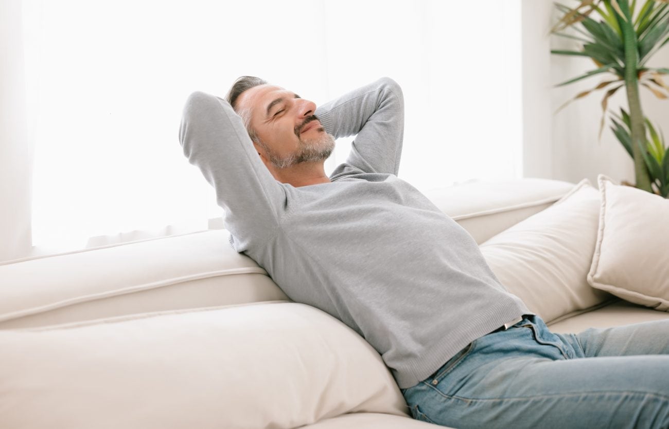 ソファでくつろぐ中年の男性