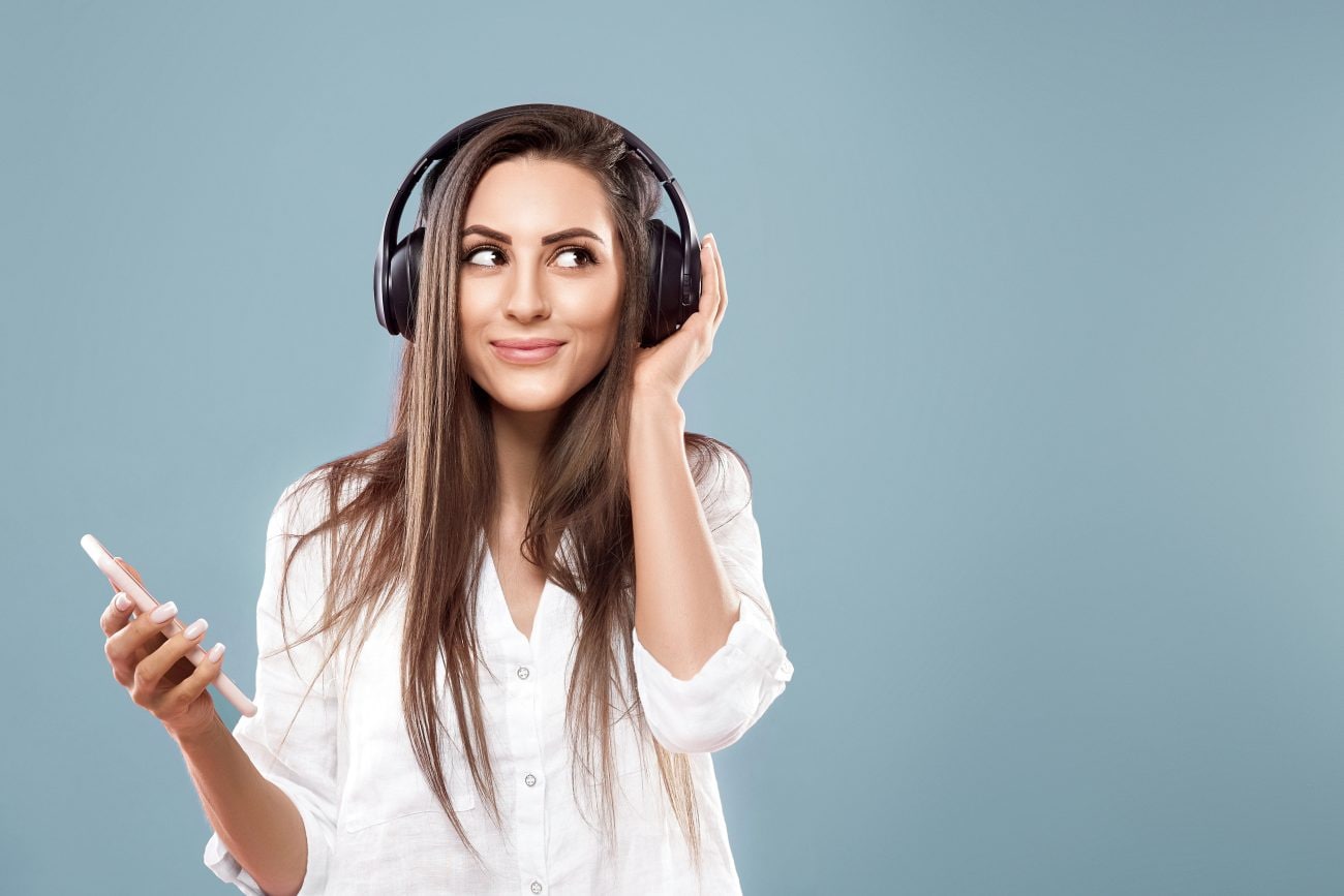 ヘッドホンで音楽を聴いている女性