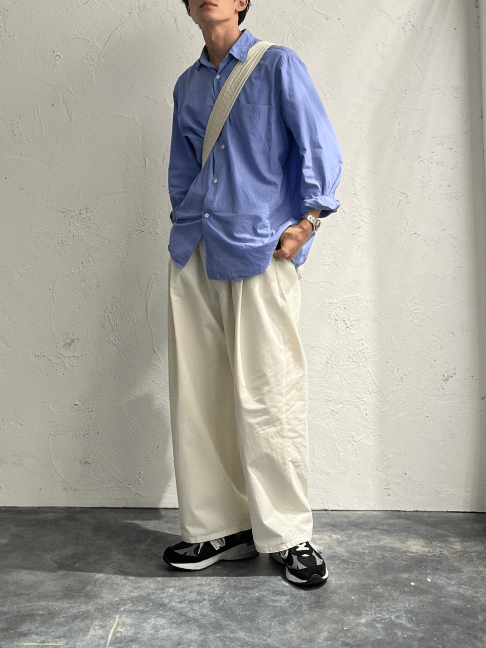 ゆったりシルエットなら白パンツもこなれた印象に