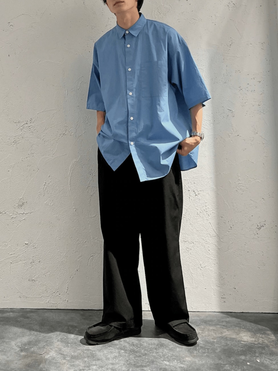 爽やかなシャツを黒パンツで大人顔に