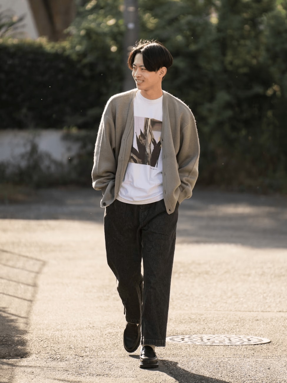 プリントTシャツはカーディガン合わせで親しみやすく