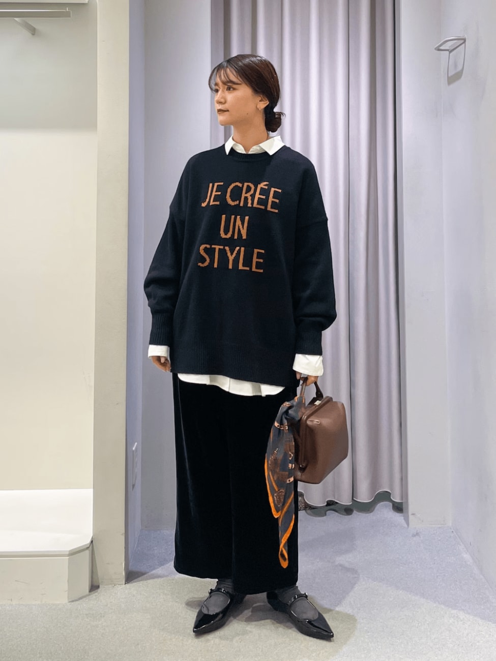 白シャツ×ニットでちょっぴり知的に
