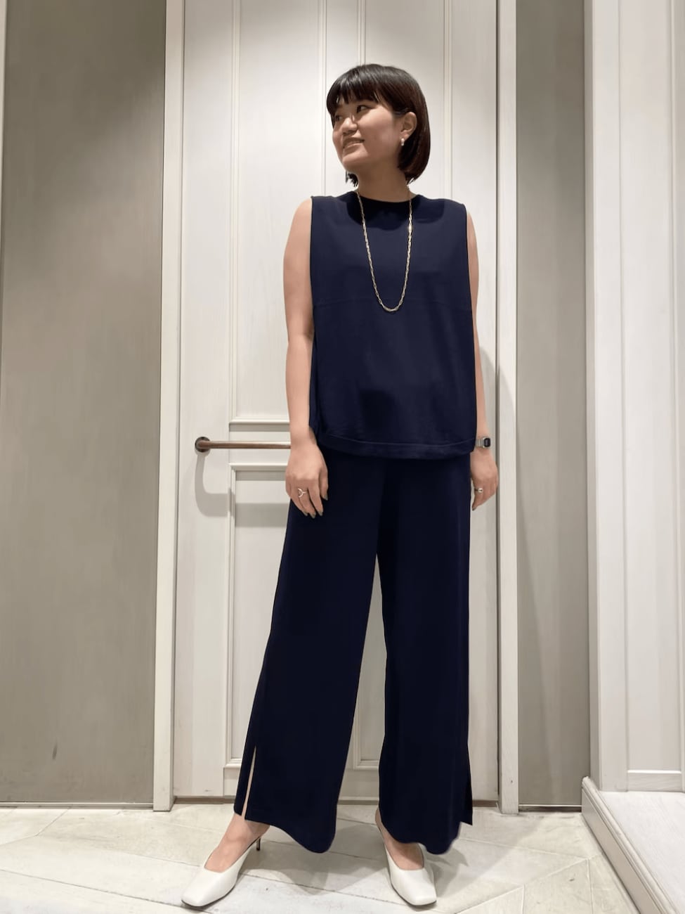 ノースリーブニット×スリットパンツ