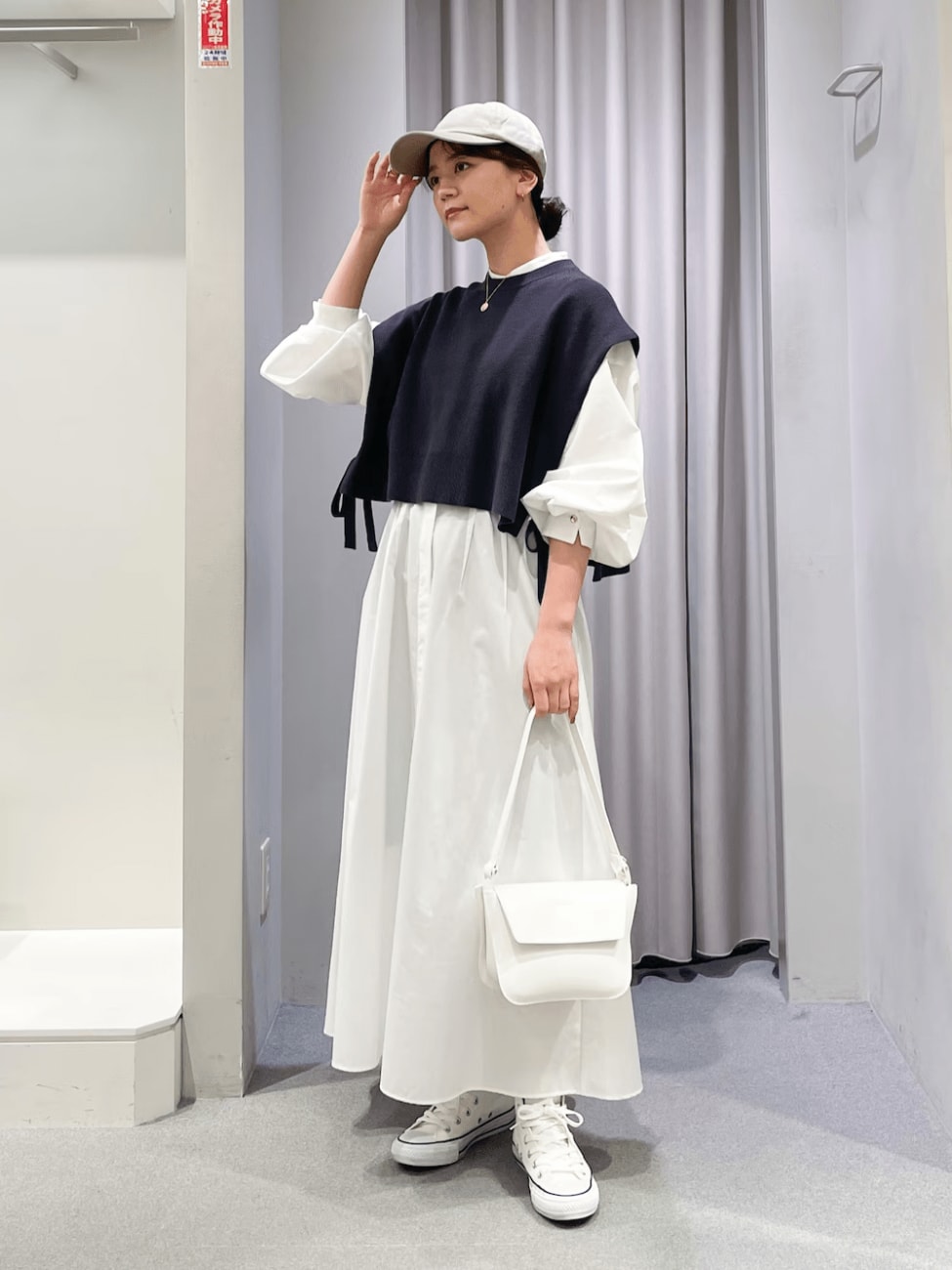 白ワンピ×スニーカーで大人可愛いアクティブコーデ