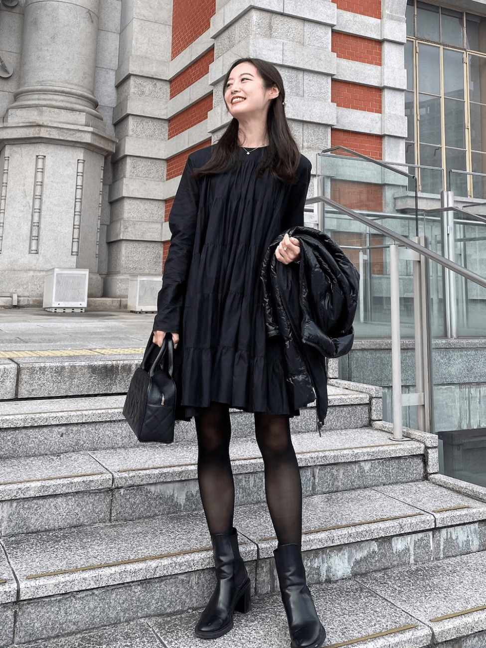 ミニワンピはオールブラックで大人っぽく