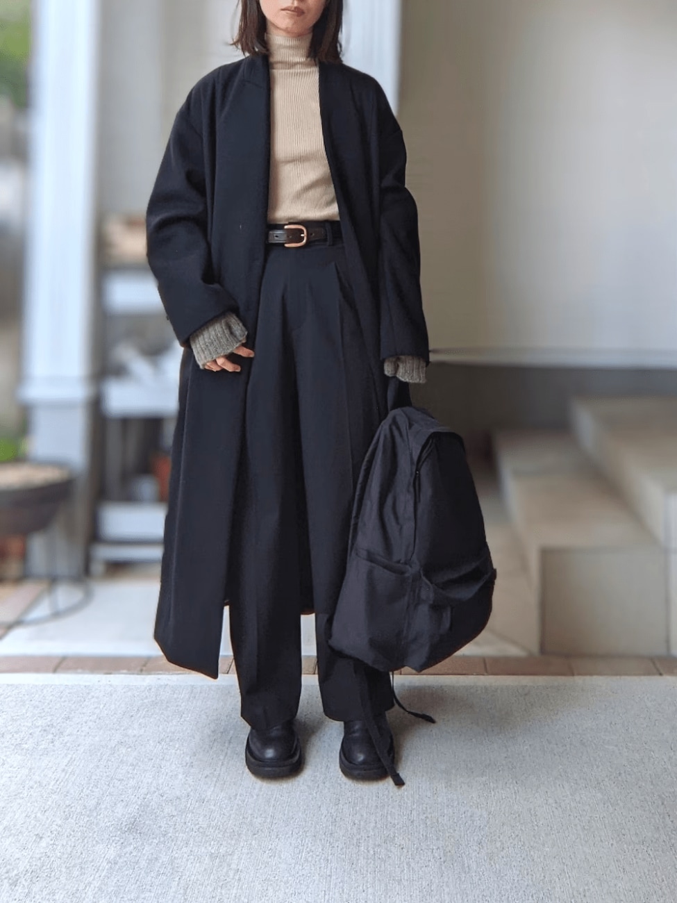 ブラックコーデにはシンプルな無印のリュックを