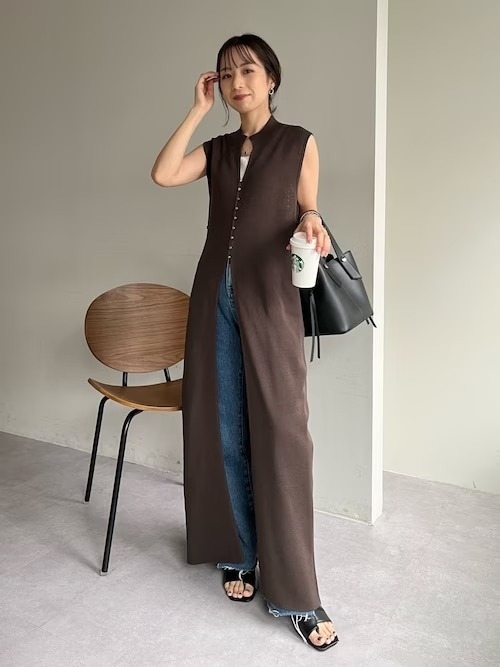 ▼ロング丈のジレワンピースでスタイルアップ