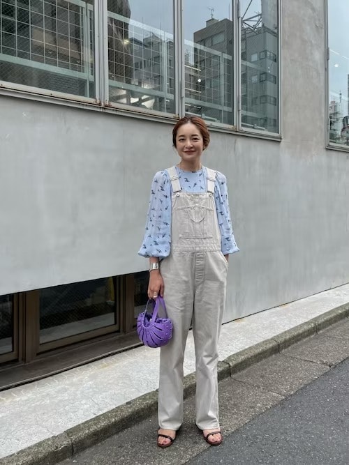 ▼パンツ|白いオーバーオールで大人可愛く