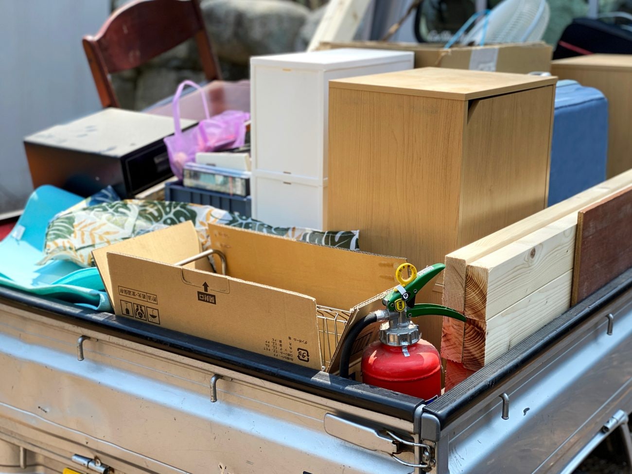 軽トラックの荷台に積まれた不用品