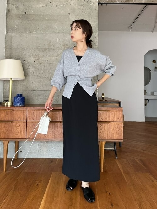 1. カーディガンで季節感を演出