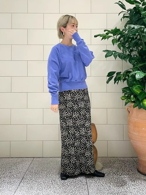 3. パープル×ブラックの花柄スカートで秋コーデに