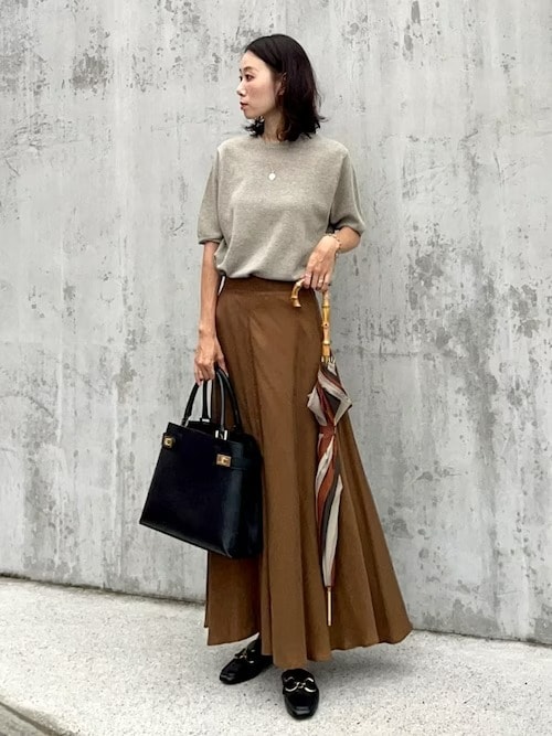 シンプルなアイテムは配色でシックな装いに