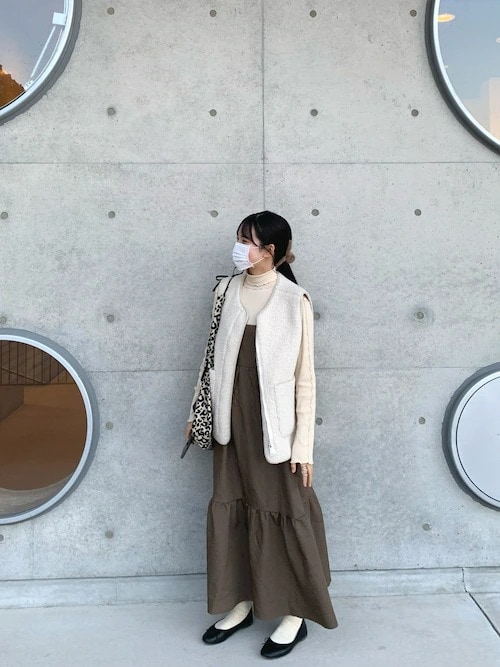 フリースベストでワンピースの甘さを抑えて