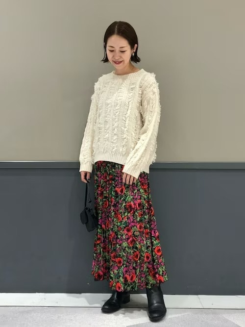 5. プリーツの花柄スカートでコーデにメリハリを
