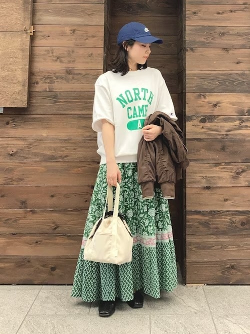 3. 花柄スカートをコーデの外し役として