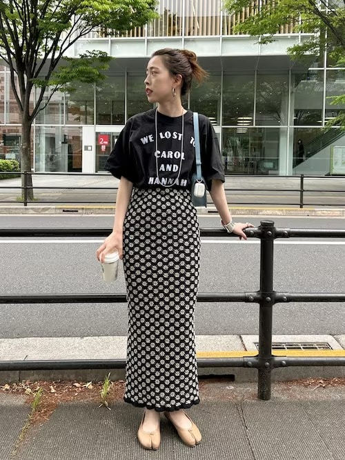 10. オールブラックの花柄スカートコーデはぽっちゃりさんにもおすすめ