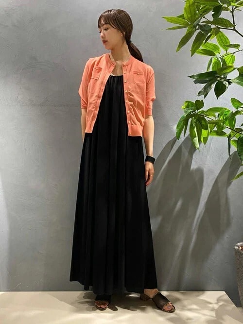 6. カーディガンで華やかさをプラス
