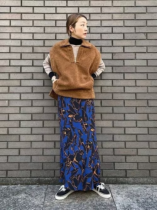 8. レディな花柄スカートをカジュアルに装う