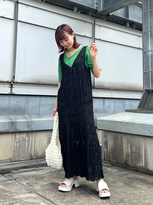 6. シアーカットソーで女性らしさを引き立てて